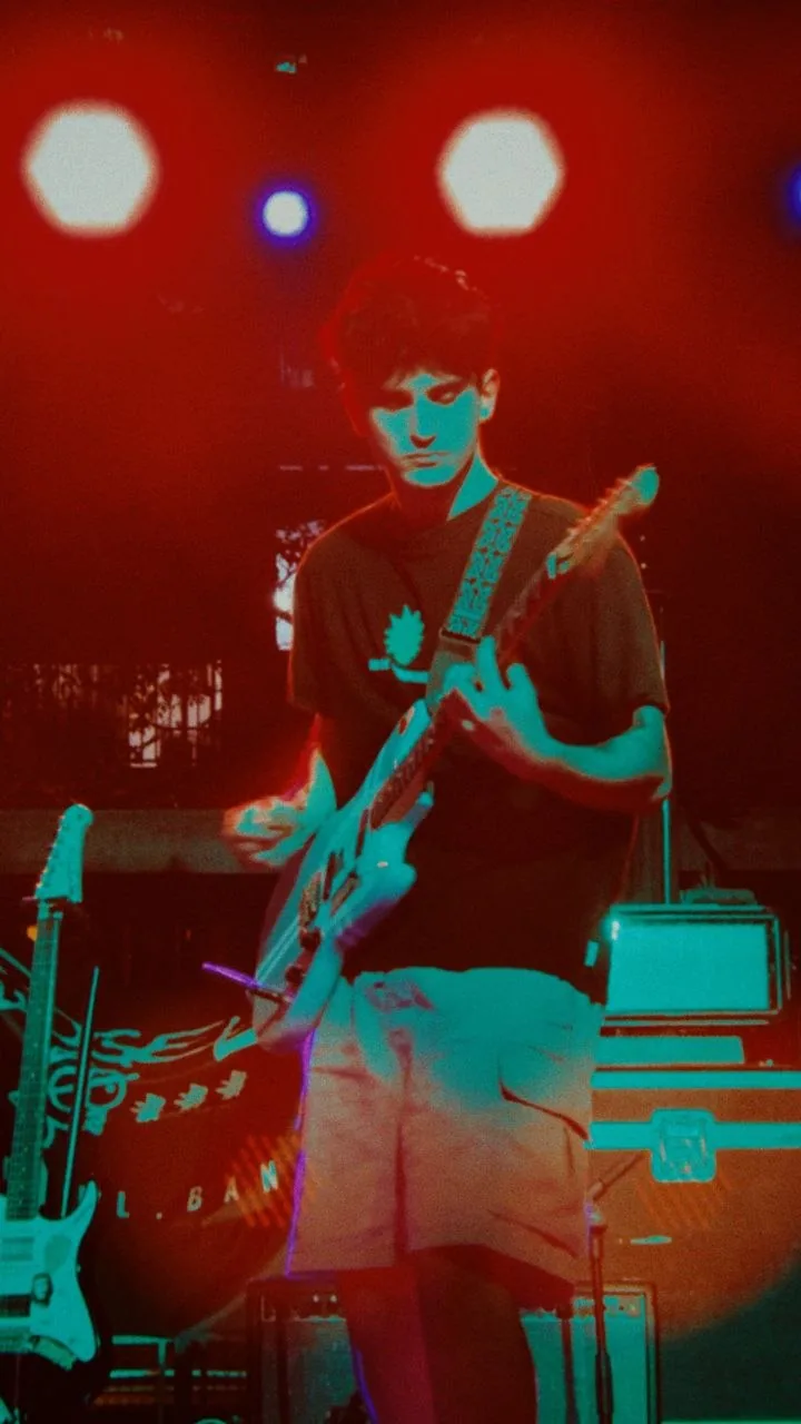 Guillem Carrillo amb la guitarra, Festa Major de Les Corts