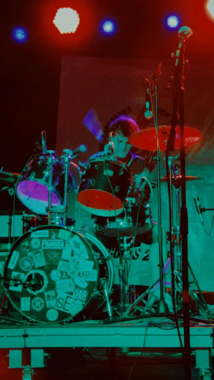 Aleix Grau a la bateria sota els focus de Les Corts