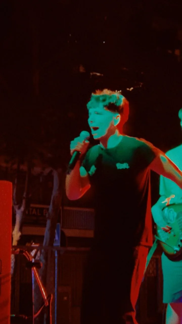 Joan Segovia cantant a la Festa Major de Les Corts